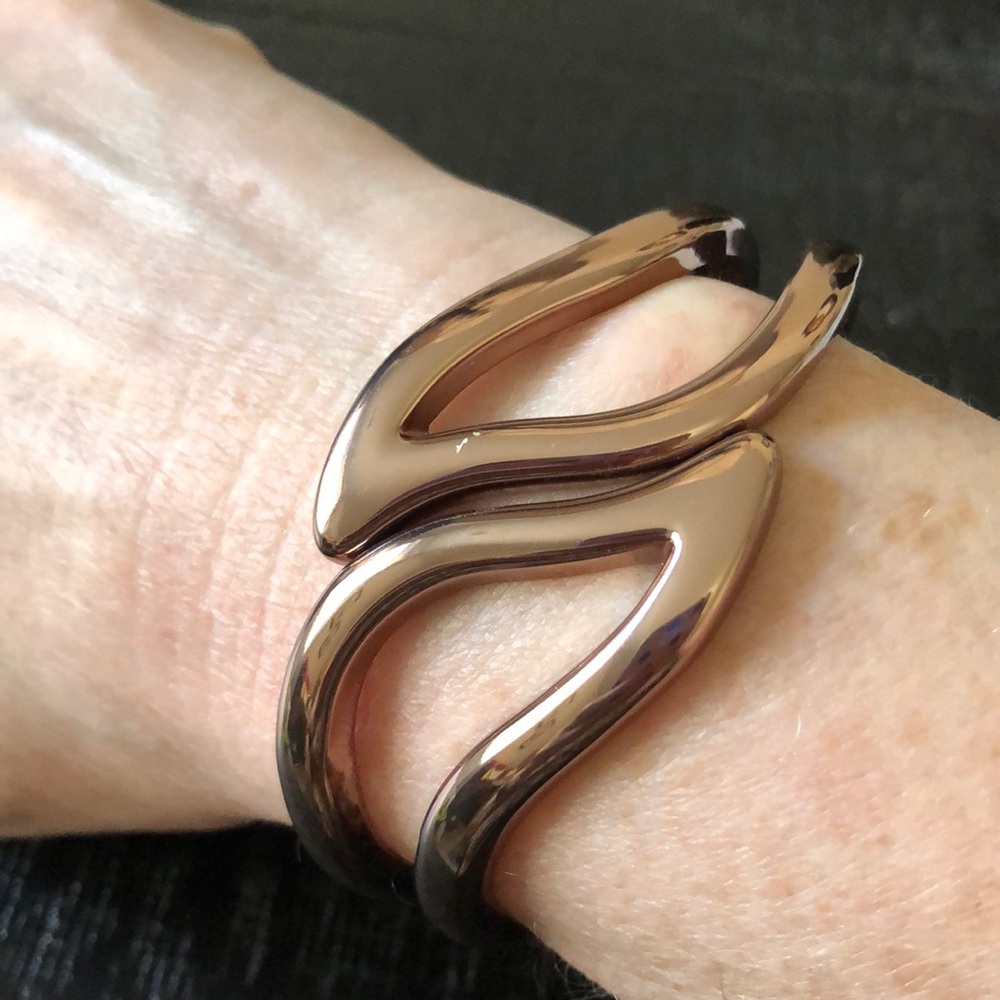Beautiful NWT Rose Gold Swirl Bangle Bracelet!